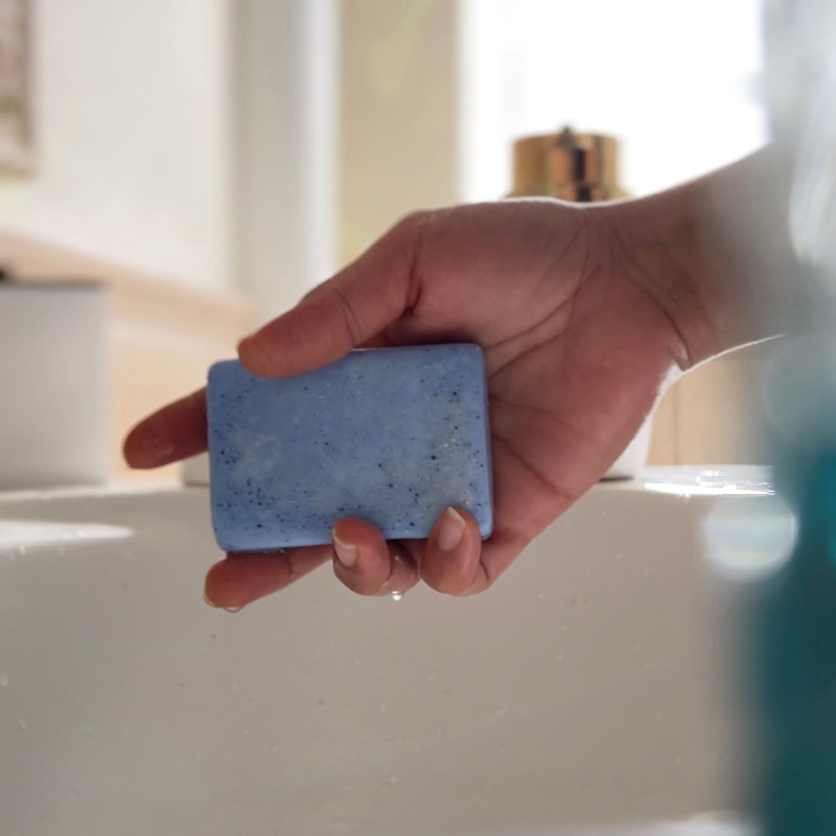 Achieving Radiant Skin with FWBEAUTY Skin Brightening Body Bar: Your Solution to Back Hyperpigmentation